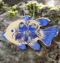 Fischanhänger aus Holz mit filigranem, blauem Blütenmuster