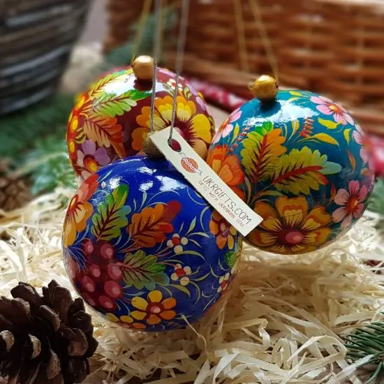 Hand painted Christmas balls midle size of wood openable, 7 cm