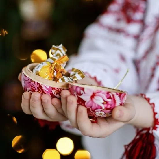 Handbemalte Weihnachtskugel nostalgisch mit Blumenmuster, aus Holz, öffnet sich 8-8.5 cm