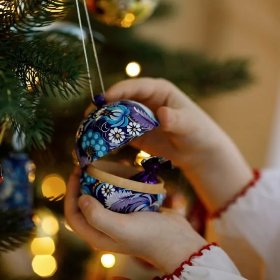 Exklusive Weihnachtskugel im ukrainischen Ethno-Stil
