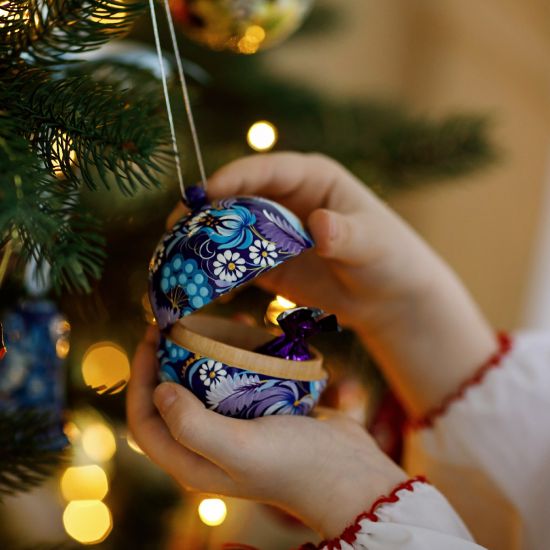 Dunkel-blaue handbemalte Weihnachtskugel aus Holz