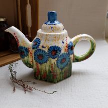 Handbemalte Teekanne aus Keramik mit Kornblumen, traditionelles Kunsthandwerk