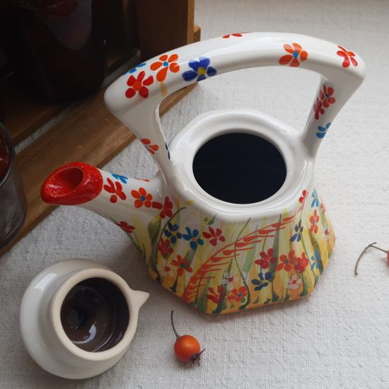 Kleine handbemalte Teekanne aus Keramik mit Blumenmuster