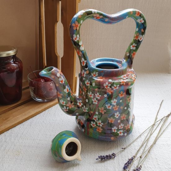 Getöpferte Teekanne mit Blumen bemalt, originelle Handarbeit