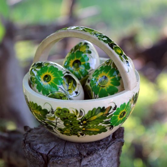 Kleines Osterkörbchen und Ostereier aus Holz mit grünem Blumenmuster