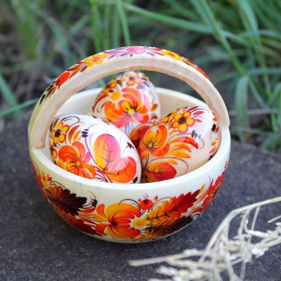 Schönes Osterkörbchen und Ostereier aus Holz mit orangenfarbigem Floralmuster