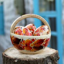 Schönes Osterkörbchen und Ostereier aus Holz mit orangenfarbigem Floralmuster