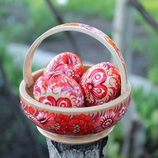 Schönes Osterkörbchen mit kleinen Ostereier aus Holz handbemalt