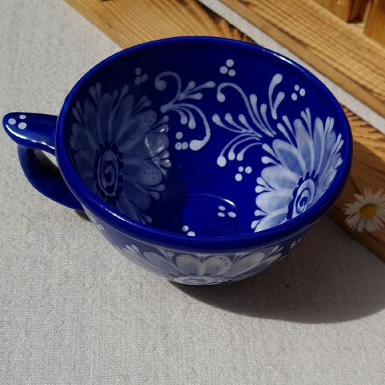 Schöne blaue Tasse mit weißem Blumenmuster - von Hand bemalt