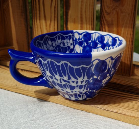 Weiß-blaue Tasse 0.5 L mit abstraktem Muster - handbemalt