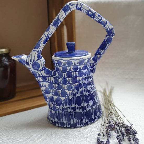 Design Teekanne aus Ton mit blauem Muster