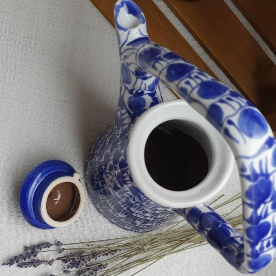 Design Teekanne aus Ton mit blauem Muster