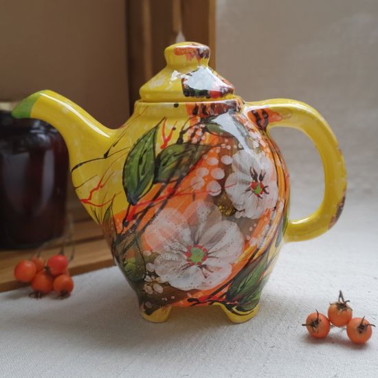 Kleine Teekanne mit Blümchen, originelle Handarbeit