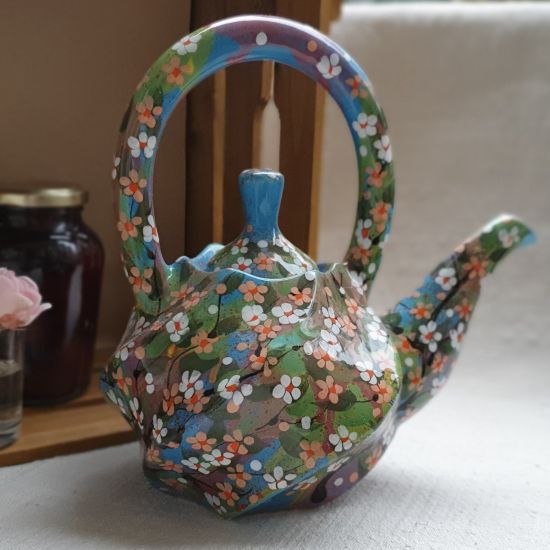 Keramik Teekanne mit kleinen Blumen handbemalt