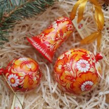 Red hand painted christmas balls and christmas bell, wooden and light (8, 5.5 cm)