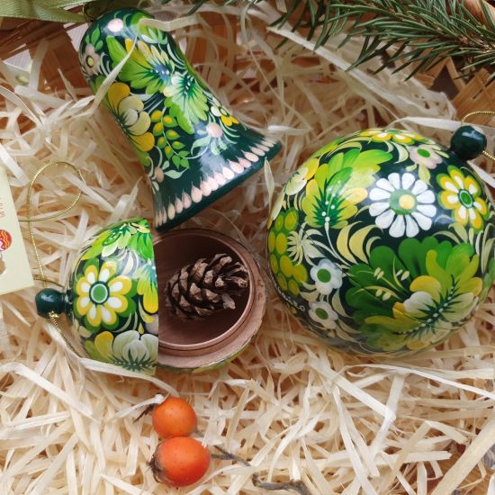 Green hand painted christmas balls and christmas bell, wooden and light (8, 5.5 cm)