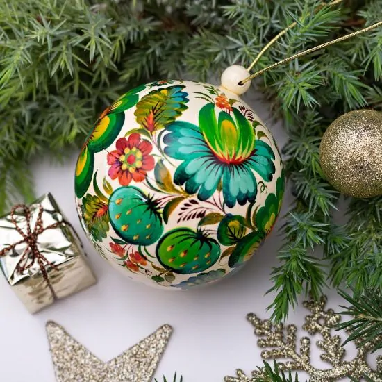 Handbemalte Weihnachtskugel aus Holz mit grünem Muster, öffnet sich