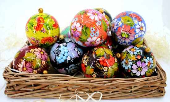 Pretty painted Christmas balls made of wood 7.cm