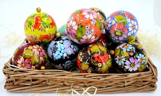 Ethnic ukrainian Christmas tree ball and box for present, hand painted