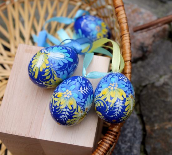 Gelb-blaue handbemalte Ostereier aus Holz - 4 cm Х 5 St Set Ukrainisches Kunsthandwerk