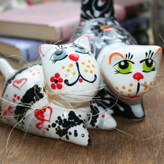 Verliebte Katzen Pärchen - Keramik Figuren - lustige Katzen - Valentinstag Geschenk