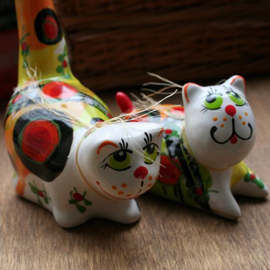 Verliebte Katzen - Keramik Tiere - lustige Katzen vom Hand bemalt