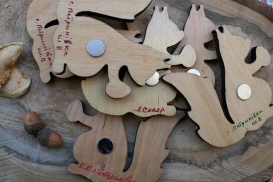 Anima-shaped fridge magnet - Squirrel - hand painted on wood