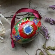 Hochwertiges Osterei mit den Erdebeeren - Ukrainisches traditionelles Kunsthandwerk