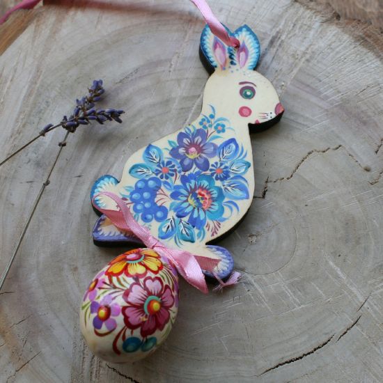Osterhase zum Aufhängen mit dem Ei aus Holz - Schöne Osterdekoration - Ukrainische Handwerkkunst