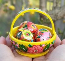 Easter basket with three eggs -  decoration for the easter table - handpainted - ukrainian Petrykivka painting