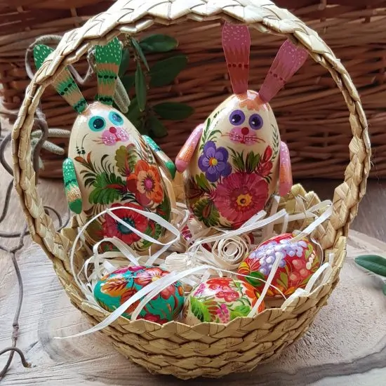 Schönes Osterkörbchen- Hasenpaar Deko, drei mini Ostereier aus Holz - Handarbeit