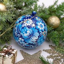 Blau-weiße handbemalte Weihnachtskugel aus Holz