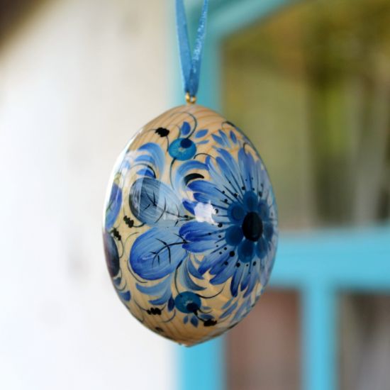 Blaues handbemaltes Osterei aus Holz, traditionelles ukrainisches Kunsthandwerk