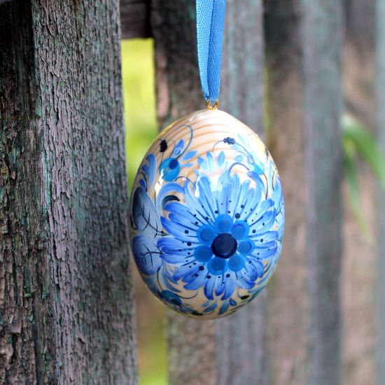 Blaues handbemaltes Osterei aus Holz, traditionelles ukrainisches Kunsthandwerk