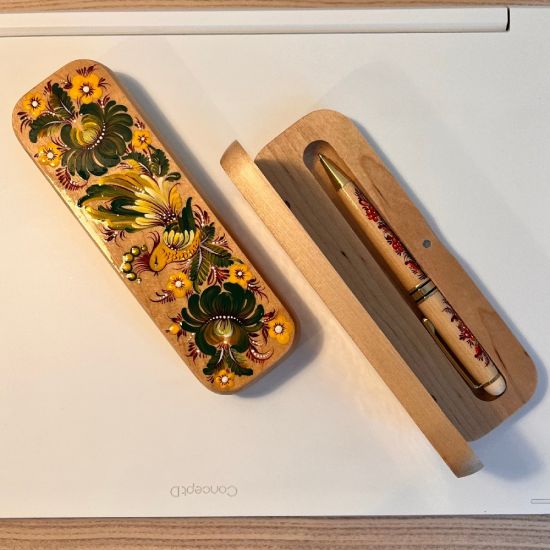 Geschenk Set - Kugelschreiber im Etui aus Holz mit Ukrainischer Petrykiwka-Malerei