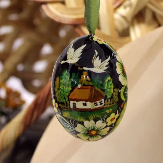 Ukrainische handbemalte Ostereier aus Holz mit Haus als Motiv