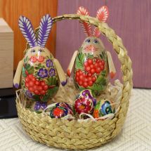 Schönes Osterkörbchen- Hasenpaar und 3 kleine Ostereier aus Holz -Kunsthandwerk