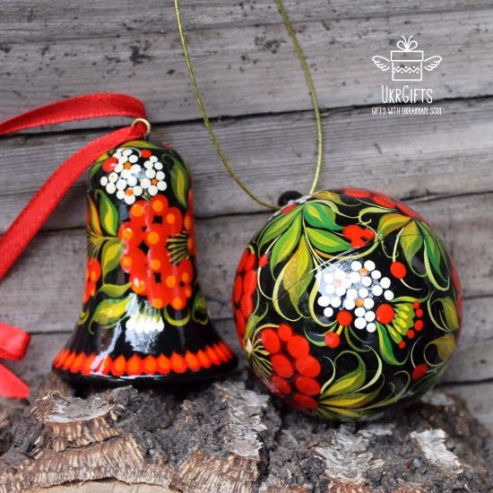 Wooden christmas in black with red berries