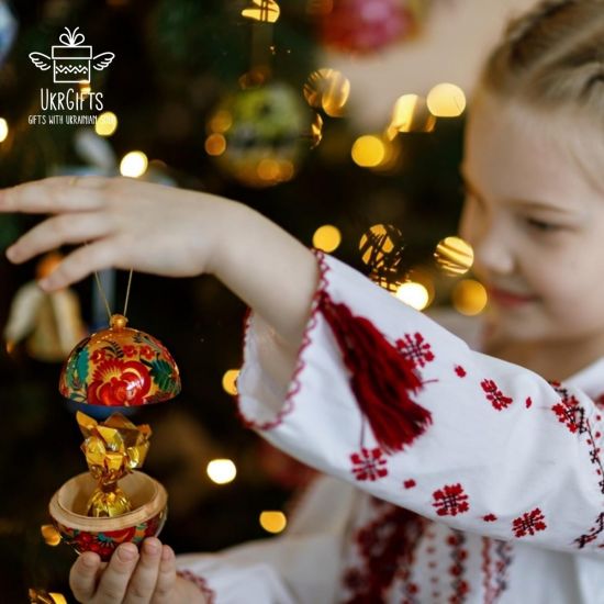 Handbemalte Weihnachtskugel nostalgisch mit Blumenmuster, aus Holz, öffnet sich 8 cm