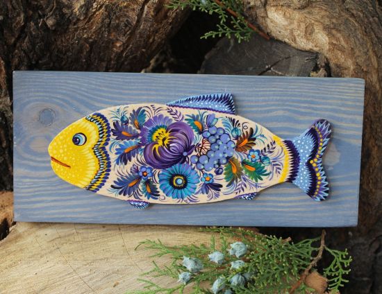 Fisch-Wanddeko auf blauem Holz mit Blumenmuster
