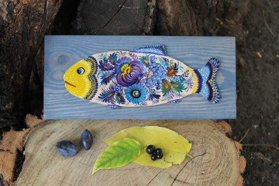 Fisch-Wanddeko auf blauem Holz mit Blumenmuster