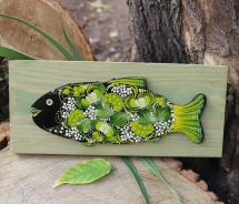 Fisch-Wanddekoration auf grünem Holz mit feinem Muster