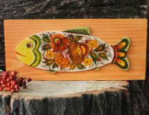 Fisch-Wanddeko auf orangem Holz mit Blumenmuster