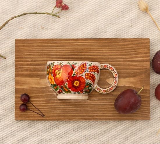 Folklore Wanddeko aus Holz, kleine Tasse mit Blumenmuster, Kunsthanwerk aus der Ukraine