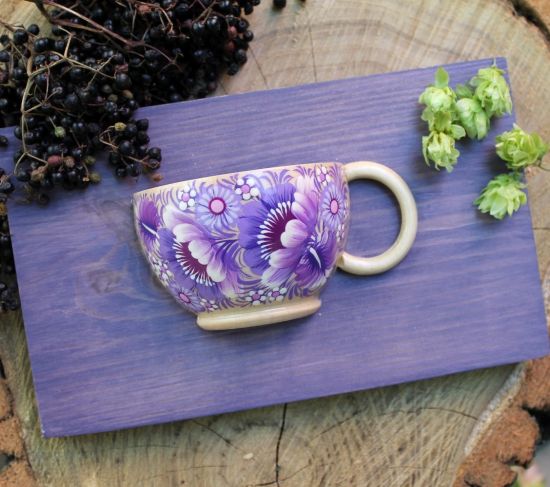 Schöne Wanddeko aus Holz, kleine Tasse mit Blumenmuster
