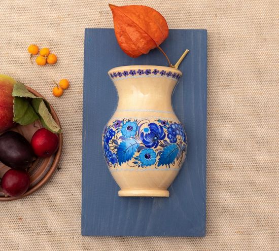 Blau-weiße Wanddeko aus Holz, hängende Vase mit Blumenmuster