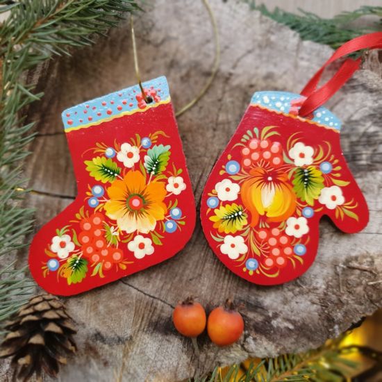 Roter Weihnachtsschmuck -Stiefel und Handschuh, traditionelles Kunsthandwerk