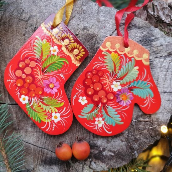 Roter Weihnachtsbaumschmuck -Stiefel und Fäustling, Kunsthandwerk