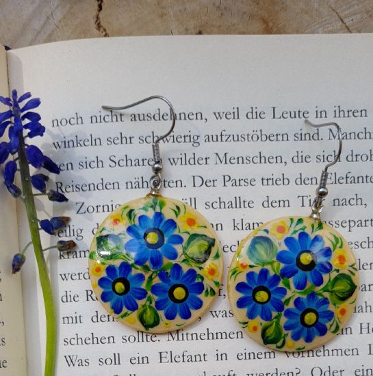 Originelle Ohrringe aus Holz mit blauem Blumenmuster, Ukrainischer Stil