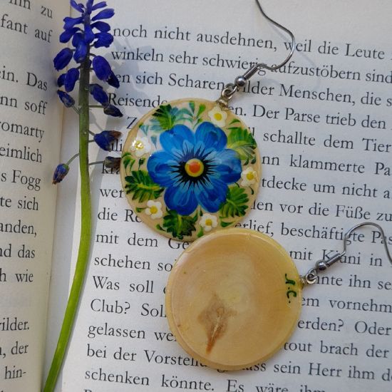 Runde Ohrringe aus Holz mit dem blauem Blumen, Ukrainischer Stil